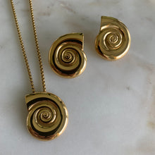 Load image into Gallery viewer, Oceania Shell Necklace 18k gold